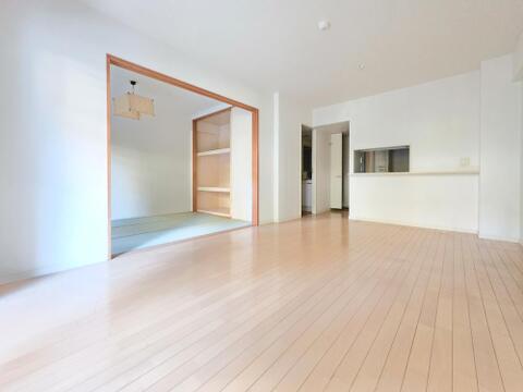 隣の和室には押入があり、来客用の布団やお子様のおもちゃなどをまとめてしまえます。リビングで使う座布団やひざ掛けも近くに収納できるため、必要なときに取り出し、使い終えた後も片付けやすい配置です。