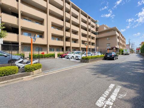 閑静な住宅街に立地するため、周囲の喧騒を感じることなく落ち着いて過ごせる住環境が魅力です。穏やかな空気が流れ、日常の疲れを癒すためのゆったりとした時間が過ごせる住まいです。