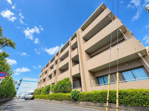 スタイリッシュで洗練された外観が、毎日帰宅するのを楽しみにさせてくれます。上質なデザインが目を引き、住む人にも訪れる人にも好印象を与える美しい佇まいが魅力です。