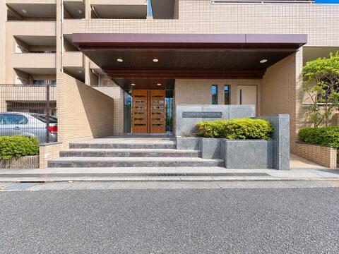エントランスのゆとりある空間は、住む人を心地よく迎え入れます。美しいデザインと管理が行き届いた清潔感が魅力で、生活の質を高めてくれる特別な空間です。