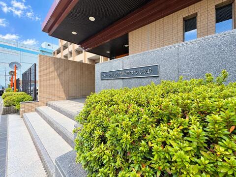 エントランスには、豊かな緑が配置され、訪れる人の心を和ませます。落ち着いた空間設計が印象的で、住む人や来客に上質な時間を提供してくれます。