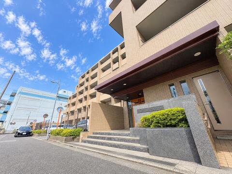 存在感のある外観が特徴のマンション。落ち着いたデザインとしっかりとした構造が安心感をもたらし、住まいとしての信頼性が感じられる美しい造りです。