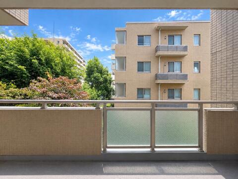 眺望が魅力の住まいで、窓からの景色が心を癒してくれます。季節ごとに移ろう風景を楽しめ、心安らぐ時間が流れる空間が広がります。毎日の生活に豊かさを与えてくれる場所です。