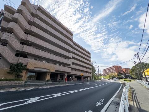 青い空から太陽の恵みを感じる温もり溢れる佇まい外壁の色とレンガがお洒落な仕上がりになってます。周囲には高い建物のないエリア。青い空が大きく感じます。