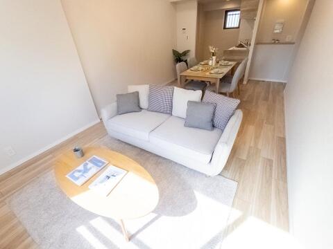 家族全員が集まるリビング。建物と性能と敷地の特性を活かした最適な配置により、明るく、開放的な空間となっております。