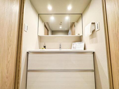 洗面台には三面鏡を採用。身だしなみを整えやすい事はもちろんですが、鏡の後ろに収納スペースを設ける事により、散らかりやすい洗面スペースをすっきりさせる事が出来るのも嬉しいですね。