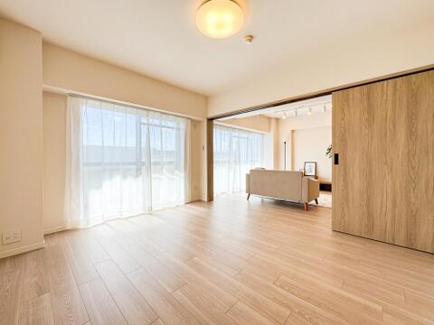 大きな窓からたっぷりと陽光が注がれる明るい空間。家族の成長に対応できる永住仕様の間取り。時を忘れて過ごす場所として過ごせるお部屋。