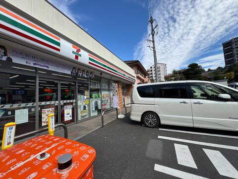 セブン-イレブン八王子南大沢店まで約550m