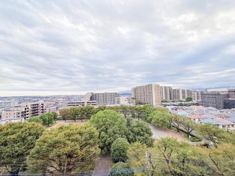 日当たりの良さが快適さをもたらす住まい。室内が明るく保たれることで電気の使用が少なく、エコな生活が実現します。明るい光に包まれた空間で、朝の目覚めもすっきりと心地よく過ごせます。」