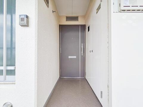玄関スペースは広さがあり、来客時にもゆとりを感じられる空間が広がります。シンプルで上品なデザインが魅力で、住む人と訪れる人に気持ちよく迎えられる第一印象を与えてくれます。