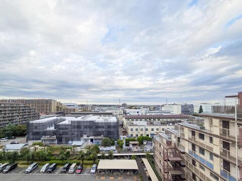 眺望が魅力の住まいで、窓からの景色が心を癒してくれます。季節ごとに移ろう風景を楽しめ、心安らぐ時間が流れる空間が広がります。毎日の生活に豊かさを与えてくれる場所です。
