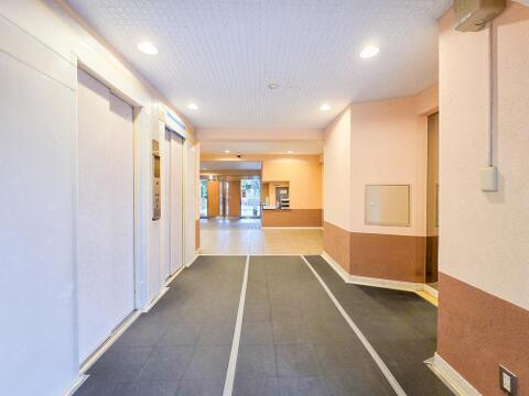管理人室が設置され、住まい全体の管理が行き届いているマンションです。共用部分の清掃や設備管理も丁寧に行われており、安心して快適な暮らしができる環境が整っています。