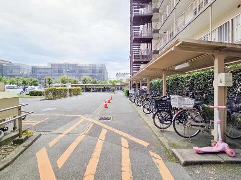 マンションの共用部分が丁寧に整備され、清潔感あふれる住環境が広がっています。住民一人ひとりが快適に過ごせるよう配慮された空間で、住まい全体の管理体制の良さが実感できます。