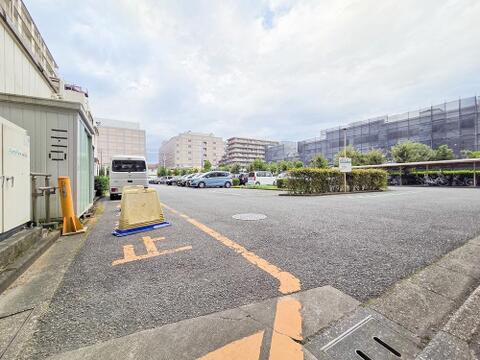 敷地内に駐車場があるため、車の移動がスムーズに行え、日常の外出が便利です。マンションの管理体制が整っており、防犯面でも安心して利用できる駐車場です。