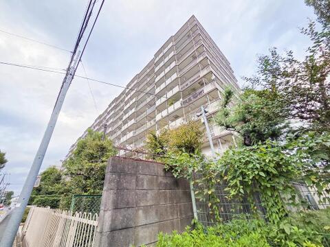 ワンフロアで完結する生活動線が魅力のマンション。階段の上り下りがないフラットな設計で、日々の家事や移動がスムーズです。管理体制がしっかりしているため、共用部分も美しく保たれており、快適に暮らせます。