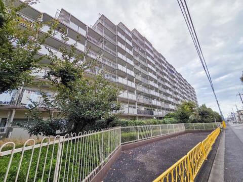 落ち着いた色調とデザインが特徴の外観は、住む人の心を和ませる上品な佇まい。高級感と清潔感が漂い、安心して暮らせる住環境を実感できます。