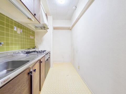 リフォーム前の状態ですが、ここからさらに美しく生まれ変わる予定です。新しい内装や設備で、明るく快適な住まいへとリニューアルされる過程を楽しみにしていただけます。