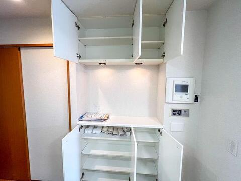 「リビング収納」上下に分かれた豊富な収納スペース。中央のカウンターは電話台や飾り棚に重宝します。