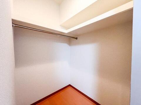 お洋服をたっぷり掛けられるL字型パイプ付き。スーツケースや季節の荷物もすっきり収まります
