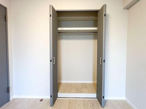 折れ戸式で開閉しやすく、ハンガーパイプと上棚付きで衣類や小物を効率よく収納できます。
