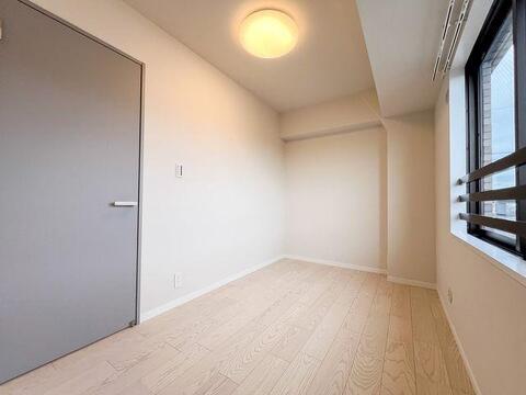 木目調のフローリングを新規貼替。落ち着いた色合いの建具が調和した心地よい空間です。