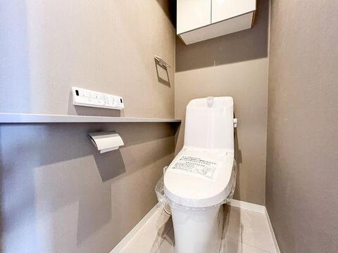 温水洗浄便座を新規交換。トイレットペーパーやお掃除シートのストックに便利な吊戸棚付きです。