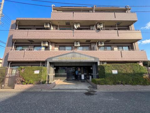 植栽の緑に囲まれた落ち着きある佇まいの5階建てマンション。手入れが行き届いた外観です。