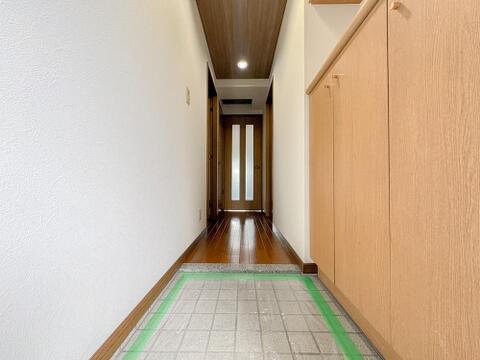 玄関には二の字型収納が設けられており、スニーカー以外のサイズも収納可能です。