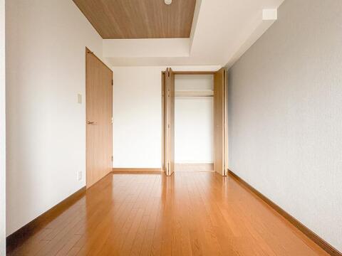 4.8帖の洋室は採光や風通しが良いため、お子様部屋にいかがでしょうか。