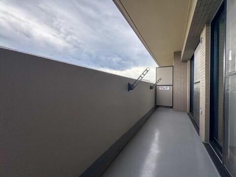 バルコニーは一度に洗濯物が干しきれる広さとなり、南面のため洗濯物が乾きやすいです。