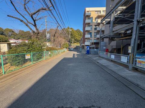 前面道路は交通量が少ないため、お子様の通学などご安心いただけます。