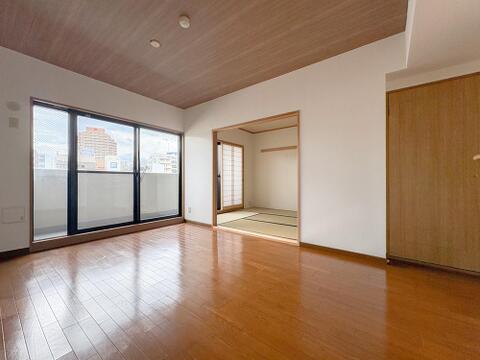 壁紙や天井に白い色を採用しているため、自然光や照明を効果的に反射し、お部屋全体が明るく感じられます。