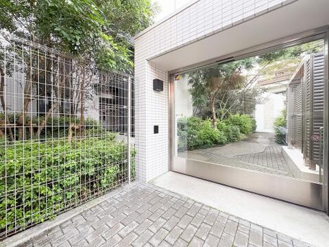 何気なく通りがかった方々の目にも留まる程のインパクトと印象の良さを与え続けます。