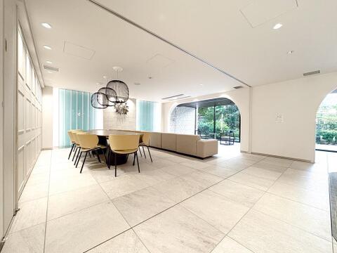 いくつかの種類の石と、木質系の素材が創出する雰囲気は、現代的な「和」の風情を感じさせます。