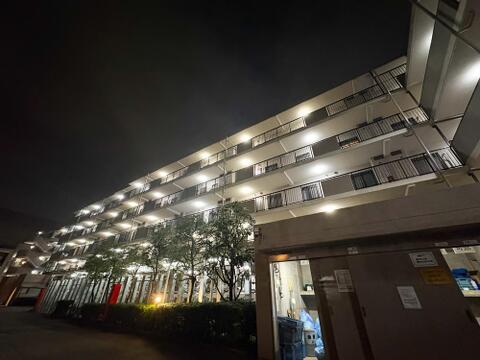 通学しやすい立地に位置する住まいです。お子様の毎日の通学が負担になりにくく、家族みんなが暮らしやすい住環境が整っています。