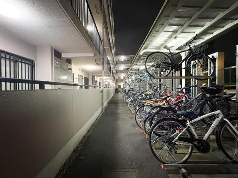 駐輪スペースを備えたマンション。日常の移動手段として自転車をいつでも活用しやすい便利な環境です。2台所有など駐輪に関するご要望があれば管理会社へ確認をさせていただきます。
