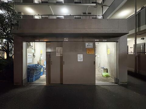ゴミ置場が敷地内に設置され、住民が便利に利用できるよう配慮されています。管理が行き届いており、清潔に保たれているため、安心して快適に利用できる環境が整っています。