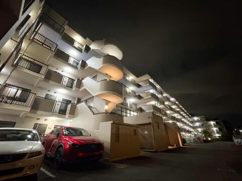 柔らかなトーンの外壁色が周辺環境に馴染む優しい色合いの外観デザイン。温かみのある落ち着いた佇まいが街並みに自然と溶け込み、帰るたびに心が和む住まいです。