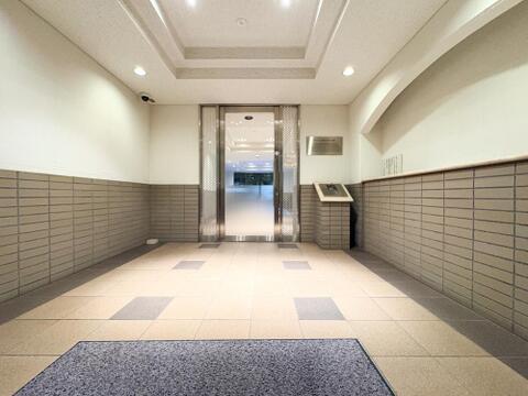 清潔感ある共用エントランスが来訪者を温かく迎えます。管理が行き届いた住環境を反映した、住む人に毎日安心感と誇らしさをもたらす印象的なエントランスです。