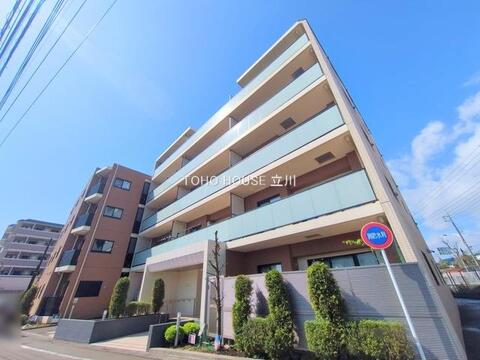 爽やかな青空の下に贅沢なほどに降り注ぐ陽光、豊かな居住性と、クオリティが見事に調和した住空間は、住まうことの喜びを感じさせてくれます。