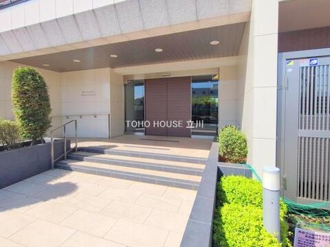 エントランスは毎日の行き帰りで使う大事な空間です。明るい基調で華やかなデザインなので、毎日も気持ちよく、またご友人なども素敵に迎え入れられます。