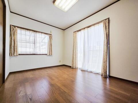 ゆとりある広さの居室は、家具の配置がしやすく使い勝手の良い空間です。採光も良好で、生活スタイルに合わせて自由にレイアウトできます。