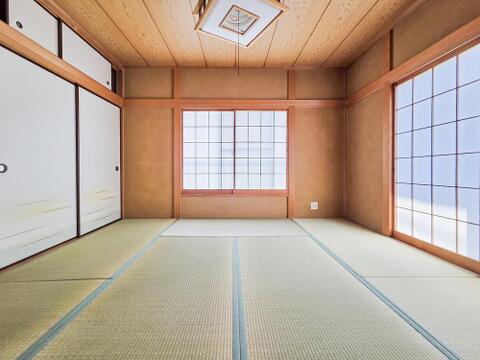 趣ある和室は、畳の香りとやわらかな空気が心を落ち着かせてくれる空間です。来客時のゲストルームとしても、家族のくつろぎの場としても活用できます。