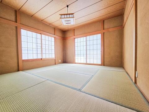 落ち着きのある和室は、畳の香りが心地よく、日常の疲れを癒す空間です。客間としてはもちろん、趣味やリラックススペースとしても活用でき、穏やかで安らぎの時間を楽しめる特別な場所です。