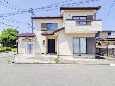 丁寧に手入れされた清潔感ある中古戸建ての外観。使われてきた年月を感じさせる落ち着いた佇まいが、長く住み続けられてきた住まいならではの安心感を伝えます。