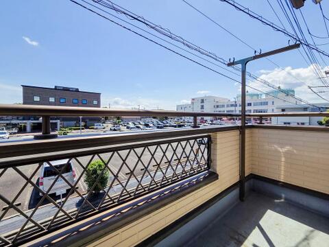 ゆとりある広さのバルコニーは、洗濯物がたっぷり干せるうれしい設備です。屋外の空気を感じながらくつろげるスペースとしても活用でき、生活の幅が広がります。