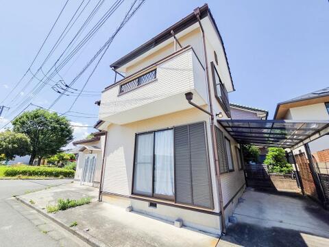 年月を重ねた趣ある佇まいの中古戸建て。落ち着いた外観が周囲の街並みにしっかりと馴染み、長く愛されてきた住まいならではの深みのある風格と安心感があります。