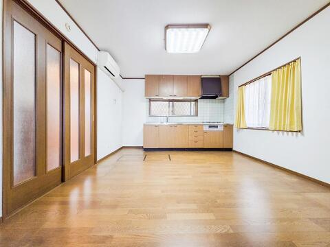 採光に配慮した広々としたリビング。大きな窓から差し込む自然光が空間を明るく包み、家族のだんらんをゆったりとお楽しみいただける居心地の良い空間が広がります。