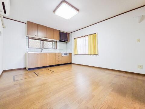 大きな窓を設けた採光重視のリビング。陽光が降り注ぐ明るい空間は、家族が一日中快適に過ごせる居心地の良い場所です。光に満ちた豊かな暮らしをお届けします。