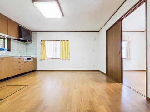 家族が自然と集まる広々としたリビング。大きな窓から陽の光が降り注ぎ、開放感と温もりが広がる空間です。ゆったりとくつろげる場所で、穏やかで心地よい時間を家族みんなで楽しめます。